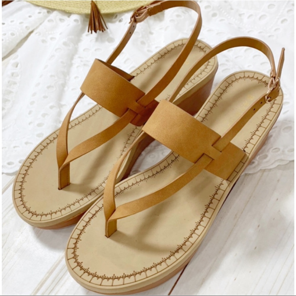 ✨LAST PAIR✨Nude thong wedge sandal - Picture 2 of 5
